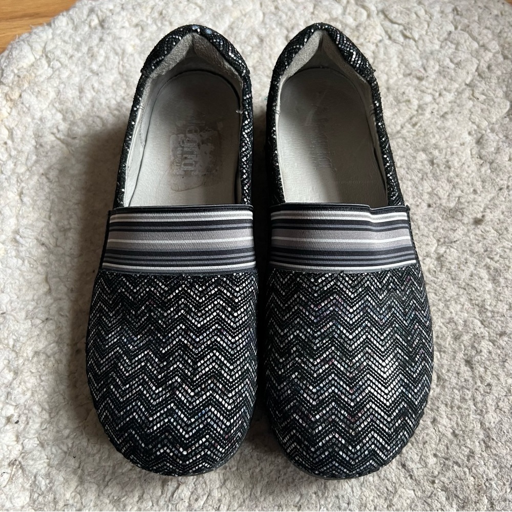 Alegria Black, White Metallic Gray Glee Ric Rack Slip On Clogs Size 39 - Picture 2 of 9
